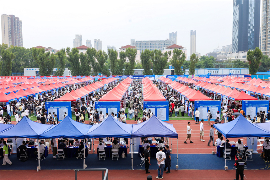 “才聚荊楚”秋招開場(chǎng) 兩萬(wàn)學(xué)子與近700企業(yè)共赴“未來之約”