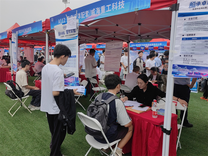 “才聚荊楚”秋招開(kāi)場(chǎng) 兩萬(wàn)學(xué)子與近700企業(yè)共赴“未來(lái)之約”