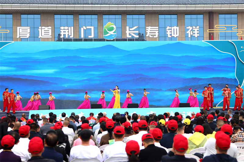 開幕式上藝術(shù)家用歌舞表演推介鐘祥。鐘國慶攝