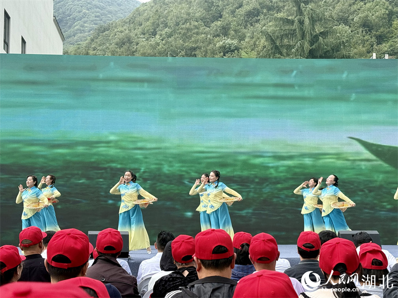 黃仙洞旅游景區(qū)創(chuàng)5A啟動式上舞蹈演繹民俗風(fēng)情。人民網(wǎng)記者 周恬攝