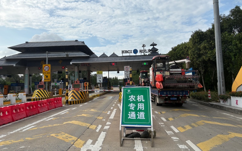 高速公路上的“豐收保衛(wèi)戰(zhàn)”