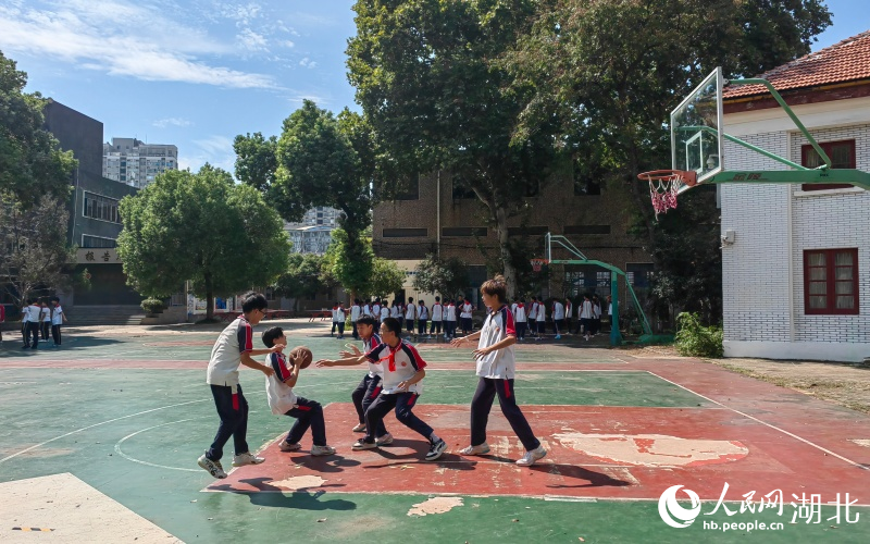 大課間學(xué)生們正在操場上打籃球。人民網(wǎng)記者 郭婷婷攝