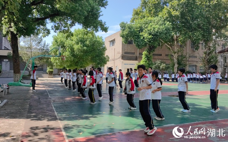 武漢學(xué)校把“健康第一”原則落到實(shí)處。人民網(wǎng)記者 郭婷婷