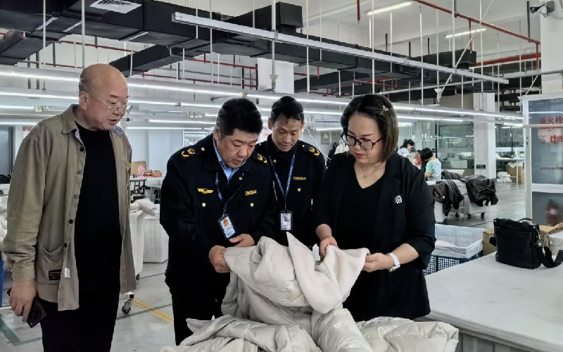 荊州分局技術(shù)團(tuán)隊(duì)深入轄區(qū)紡織生產(chǎn)企業(yè)開展技術(shù)幫扶活動(dòng)。