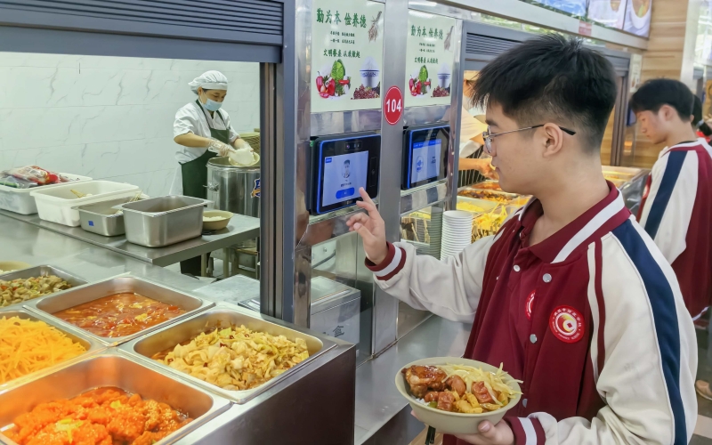 武漢市財(cái)政學(xué)校學(xué)生刷臉就餐。人民網(wǎng)記者 郭婷婷攝