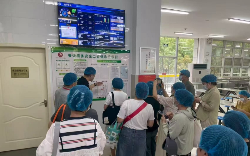 學(xué)生代表參觀“數(shù)字食堂”監(jiān)管平臺(tái)。人民網(wǎng)記者 郭婷婷攝