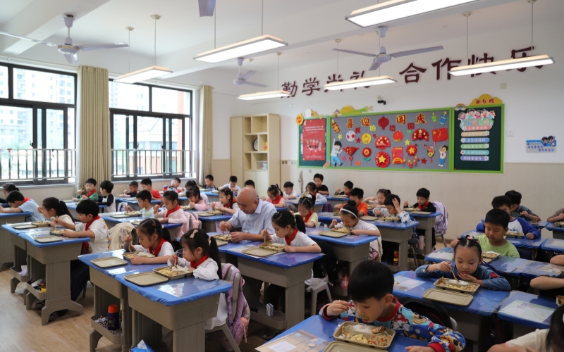 武漢崇仁新華小學(xué)校長陪餐。人民網(wǎng)記者 郭婷婷攝