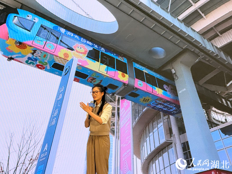 余典分享《行走的青春》。人民網(wǎng)記者 張雋攝