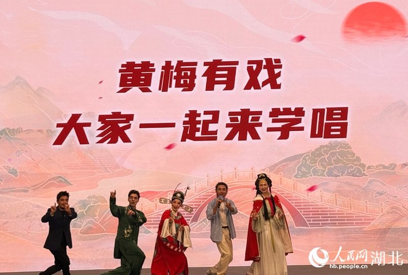 劉莎妲教來自不同國(guó)家的國(guó)際學(xué)生演唱《對(duì)花》。人民網(wǎng)記者 張雋攝