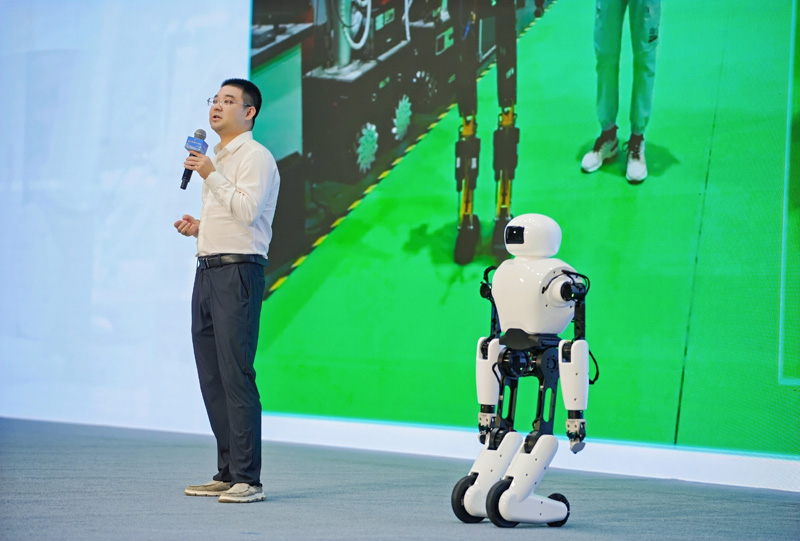 趙興煒講述“荊楚”人形機(jī)器人的誕生記。湖北省委網(wǎng)信辦供圖