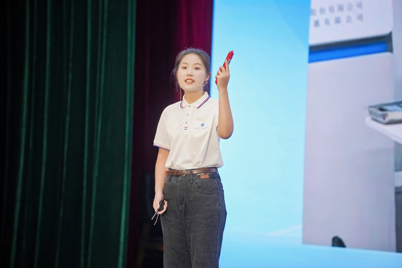 張淑童手持一根類似火腿腸的物品走上舞臺(tái)。湖北省委網(wǎng)信辦供圖