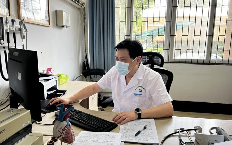 譚偉正在坐診。受訪者供圖