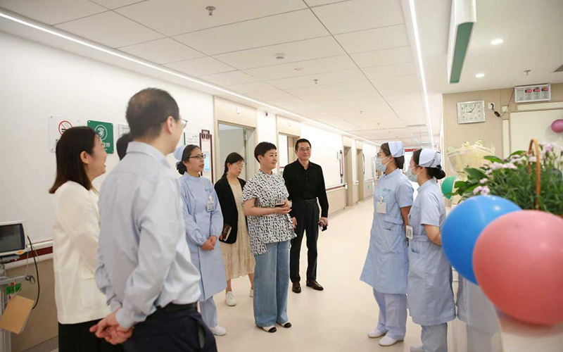 張瑤（中）正與值班護士溝通今日工作情況。受訪者供圖