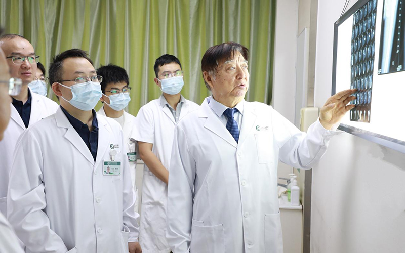 勘武生正在和同事們一起會診。受訪者供圖