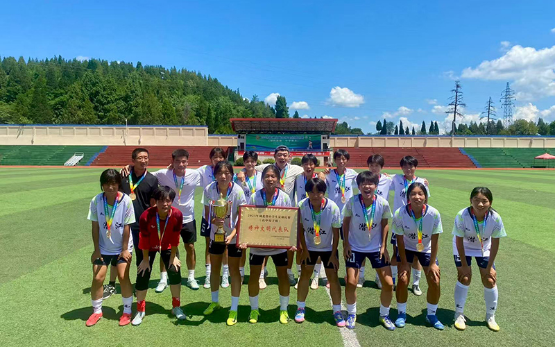 足球省賽獲獎。潛江市委宣傳部供圖