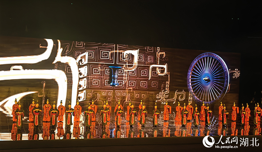 光子機(jī)器人點(diǎn)燃圣火,武漢第十二屆運(yùn)動會開幕【3】