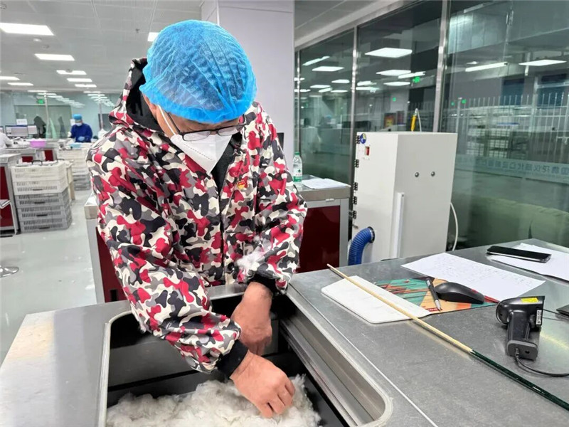 黨業(yè)佩戴黨員徽章