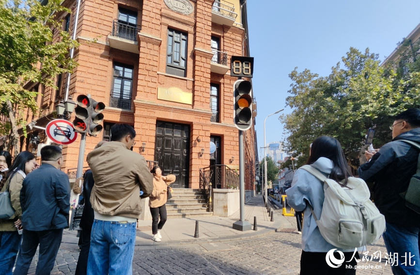 市民游客參觀巴公房子。人民網(wǎng)記者 王郭驥攝