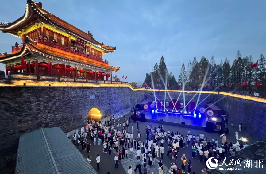 古城文旅活動(dòng)熱鬧非凡。人民網(wǎng)記者 王郭驥攝