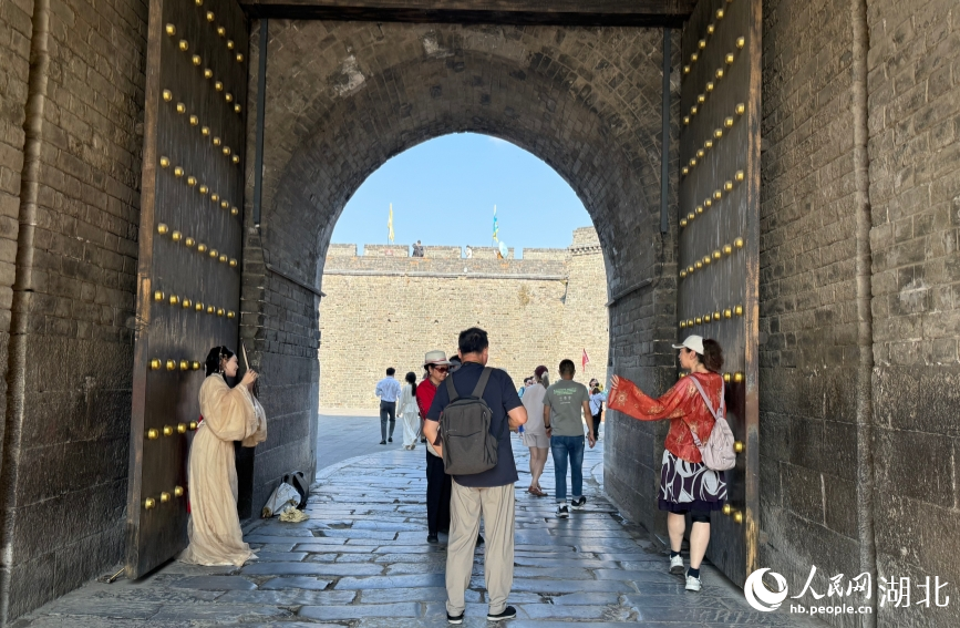 游客在城門處拍照打卡。人民網(wǎng)記者 王郭驥攝