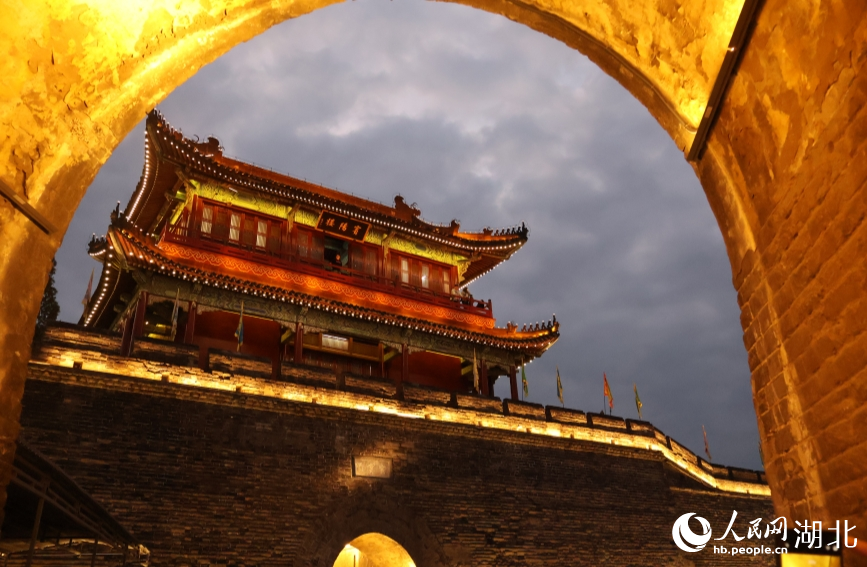 燈光輝映下的賓陽樓。人民網(wǎng)記者 王郭驥攝