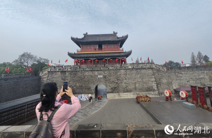 游客打卡賓陽樓。人民網記者 王郭驥攝