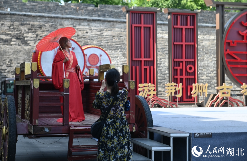 游客身穿戰(zhàn)國袍拍照留念。人民網(wǎng)記者 王郭驥攝