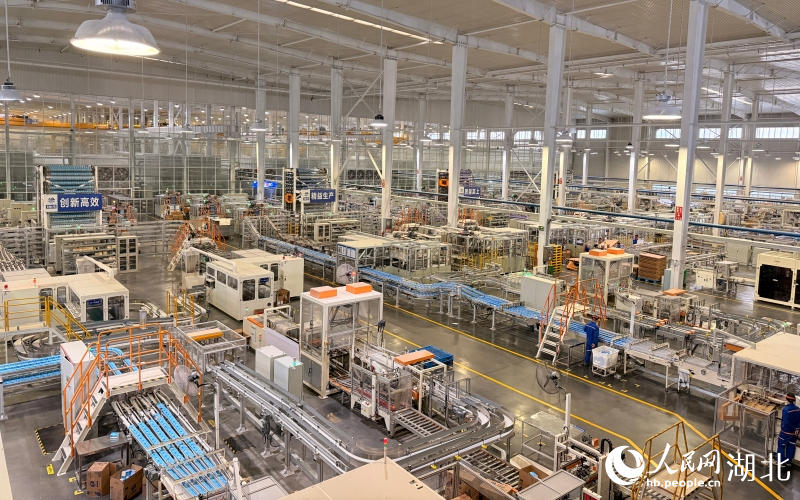 維達(dá)紙業(yè)（孝南）生產(chǎn)基地的“智能工廠”生產(chǎn)車間。人民網(wǎng)記者 張雋攝