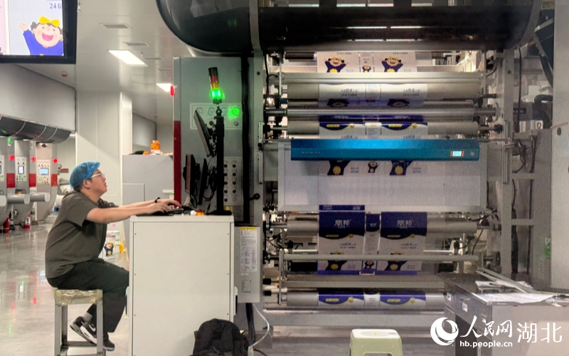 銀廣新材料生產(chǎn)車間。人民網(wǎng)記者 張雋攝