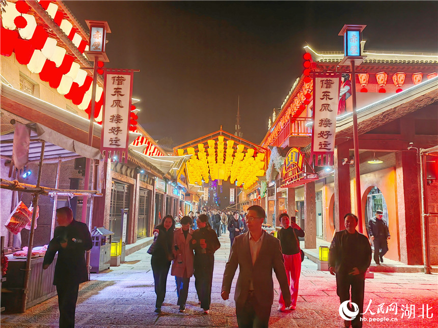 湖北咸寧市赤壁古戰(zhàn)場東風(fēng)街燈火璀璨,吸引大量游客。