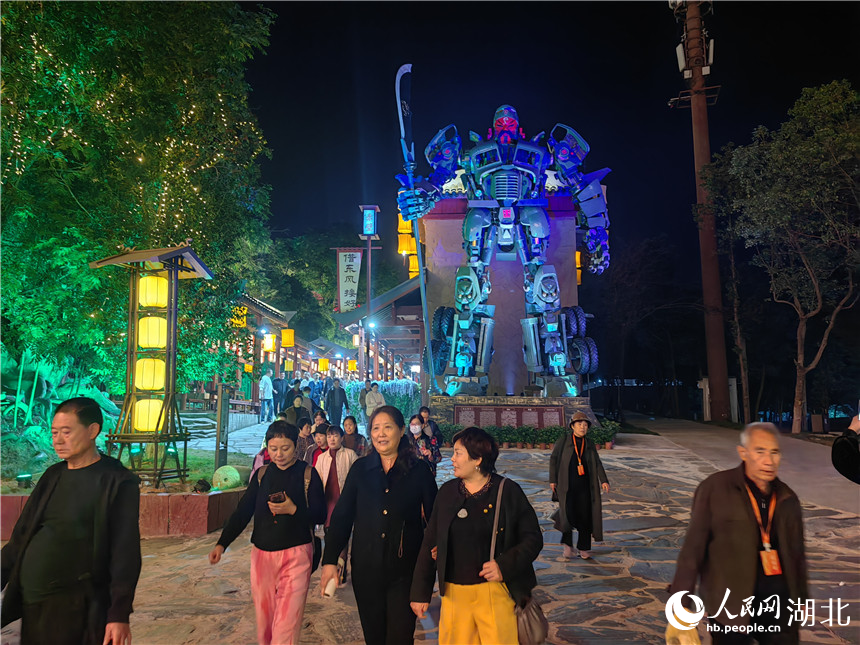 湖北咸寧市赤壁古戰(zhàn)場(chǎng)東風(fēng)街燈火璀璨，吸引大量游客。