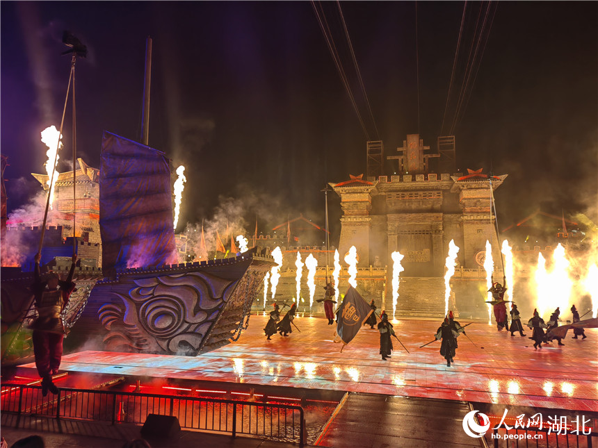 大型實(shí)景劇再現(xiàn)赤壁之戰(zhàn)。