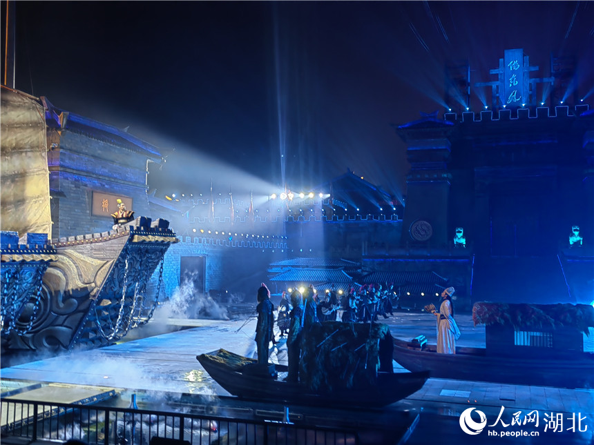 赤壁古戰(zhàn)場遺址，大型實景劇再現(xiàn)赤壁之戰(zhàn)。