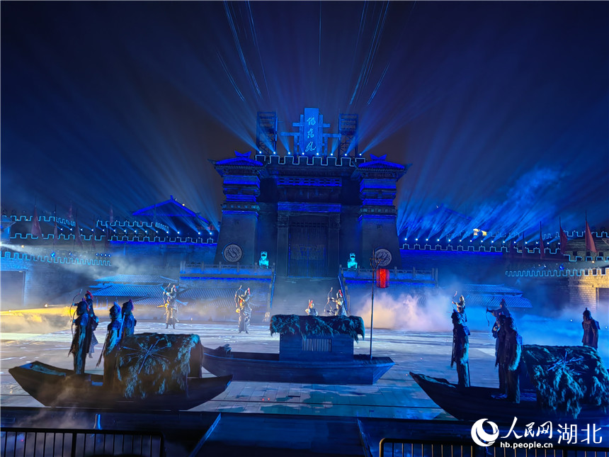 赤壁古戰(zhàn)場(chǎng)遺址，大型實(shí)景劇再現(xiàn)草船借箭。