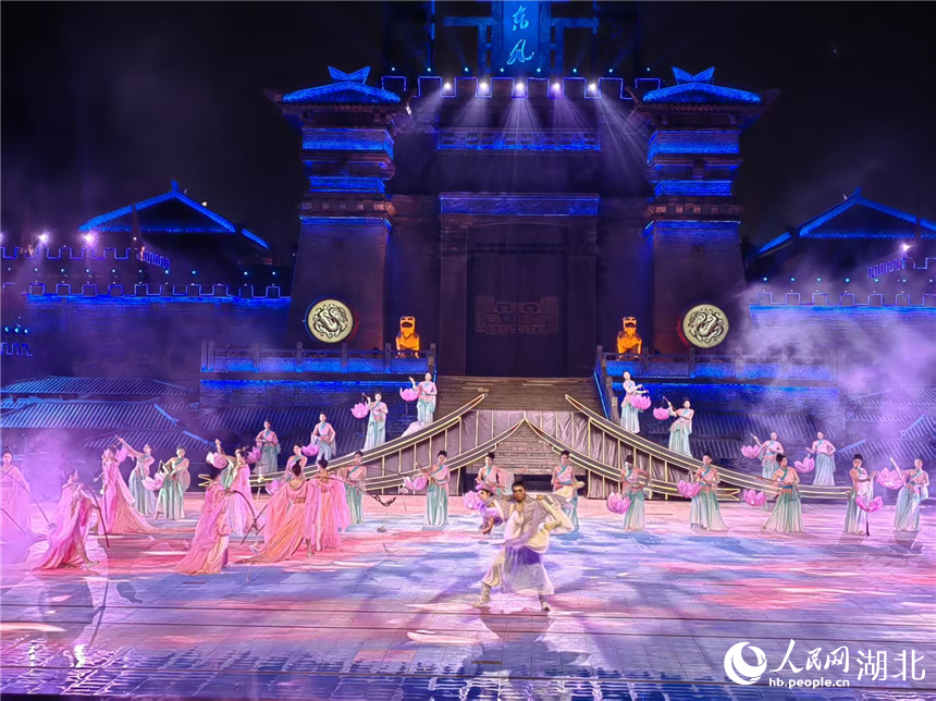 在湖北咸寧的赤壁古戰(zhàn)場遺址，大型實(shí)景劇《赤壁·借東風(fēng)》展現(xiàn)三國那段歷史。