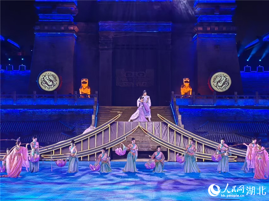 大型實(shí)景劇《赤壁·借東風(fēng)》中的周瑜和小喬。