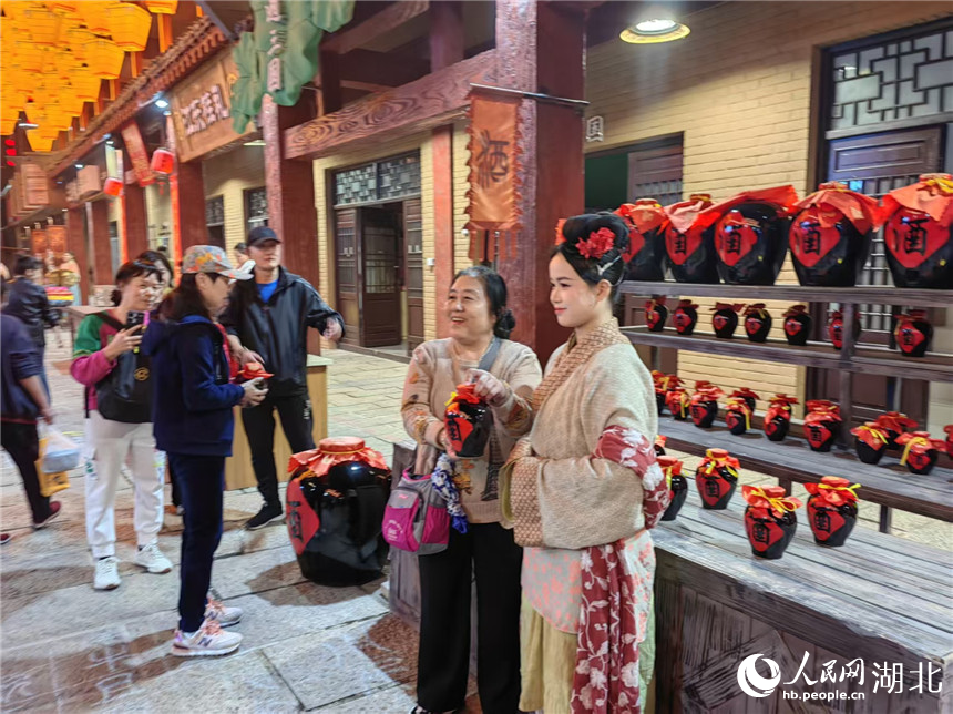 赤壁古戰(zhàn)場(chǎng)東風(fēng)街，游客體驗(yàn)三國(guó)文化。