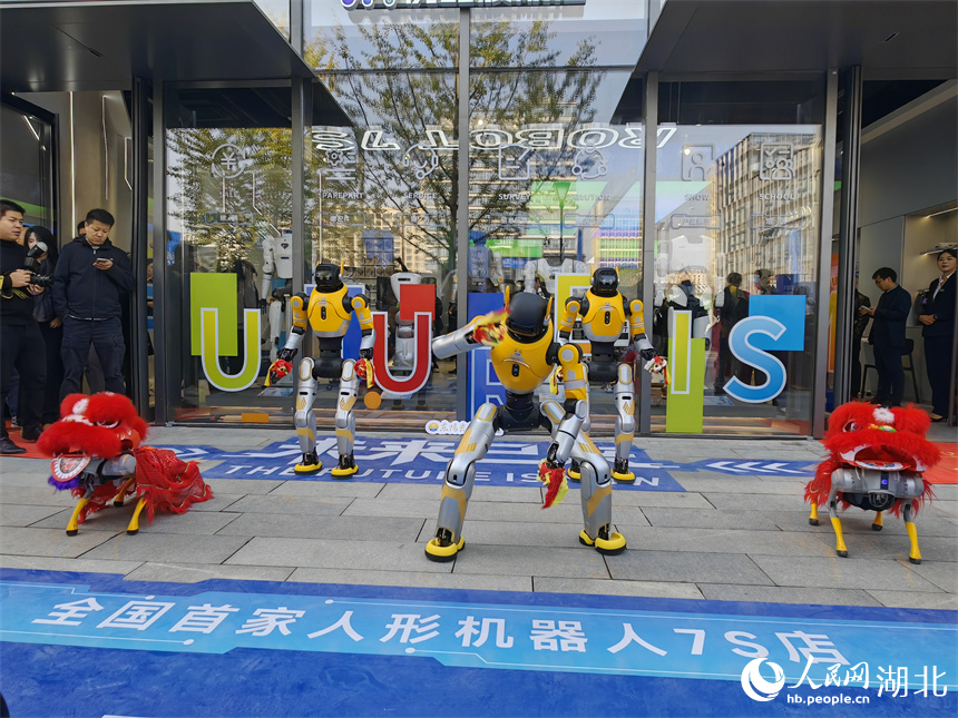 鄂產(chǎn)機器人和機器狗表演舞蹈。人民網(wǎng)記者 郭婷婷攝