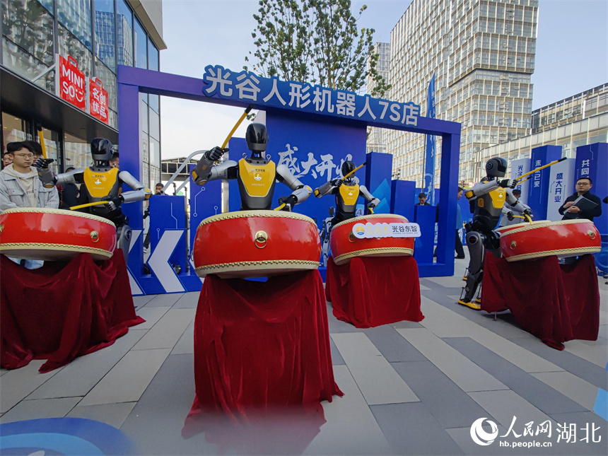 鄂產(chǎn)機(jī)器人表演打鼓。人民網(wǎng)記者 郭婷婷攝