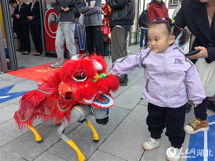 小朋友與機(jī)器狗親密互動(dòng)。人民網(wǎng)記者 郭婷婷攝
