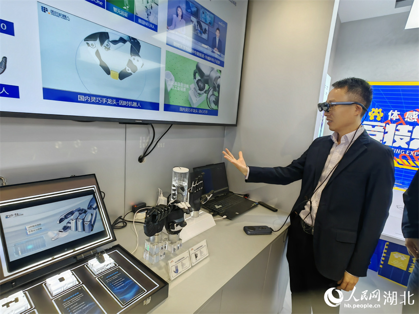 鄂研鄂產(chǎn)的柔性電子皮膚，裝備超過6000套人形機(jī)器人靈巧手。人民網(wǎng)記者 郭婷婷攝