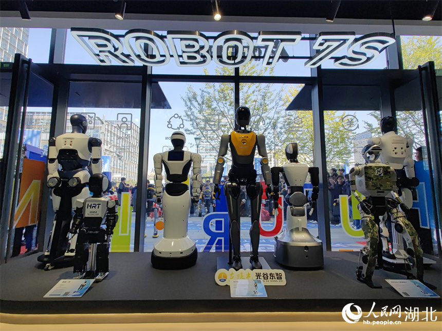 鄂研鄂產(chǎn)機(jī)器人在店里集中展示。人民網(wǎng)記者 郭婷婷攝