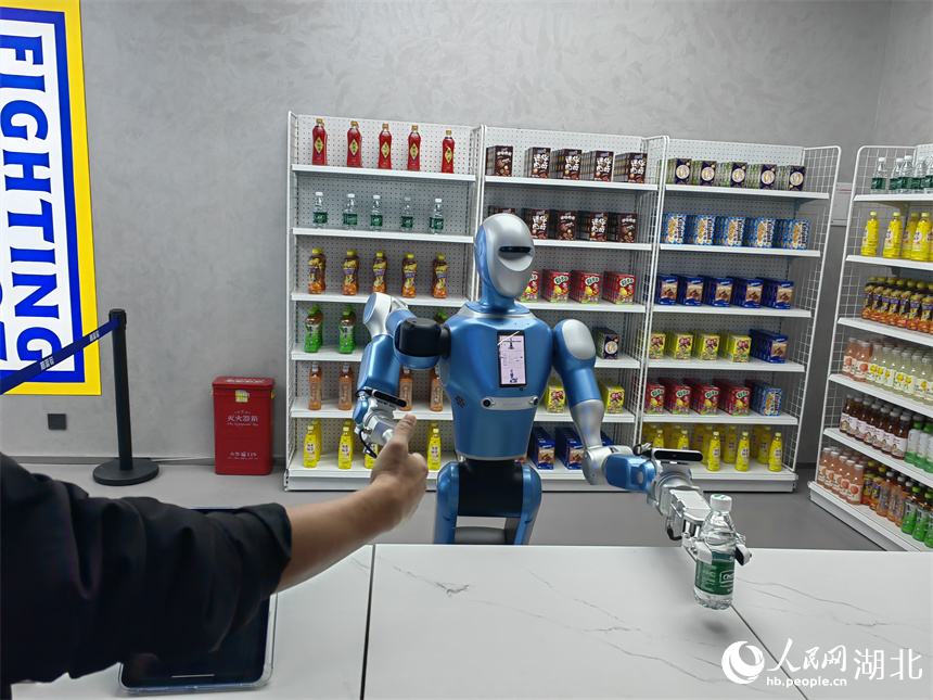 機(jī)器人超市中，機(jī)器人為顧客服務(wù)。人民網(wǎng)記者 郭婷婷攝