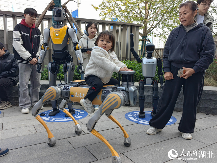 小朋友體驗(yàn)機(jī)器狗。人民網(wǎng)記者 郭婷婷攝