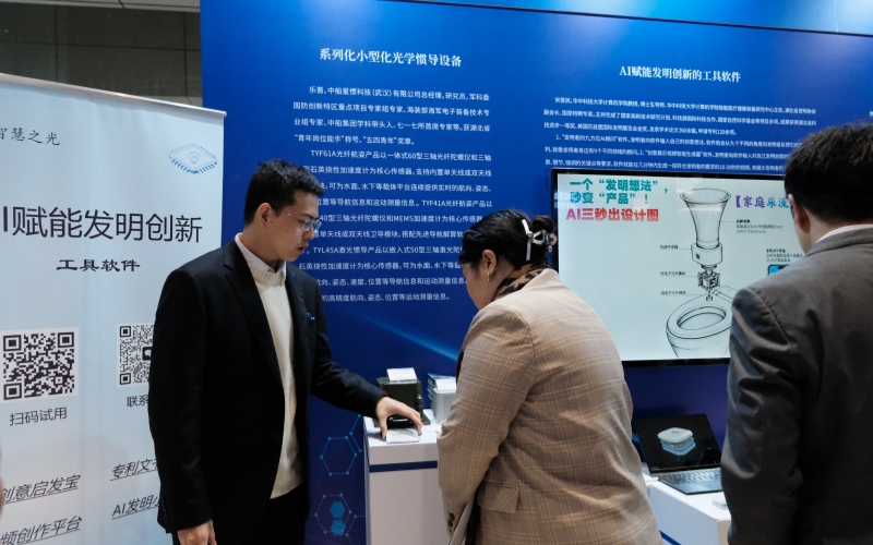 活動(dòng)現(xiàn)場(chǎng)機(jī)器人彈奏揚(yáng)琴。杜槿霖?cái)z