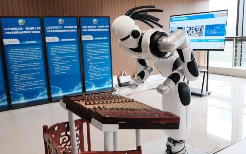 活動(dòng)現(xiàn)場(chǎng)機(jī)器人彈奏揚(yáng)琴。杜槿霖?cái)z