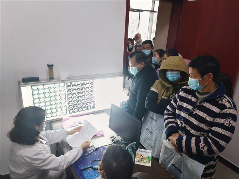 第九屆全國道德模范杜榮輝醫(yī)生16年如一日堅持去通城縣義診。受訪者供圖