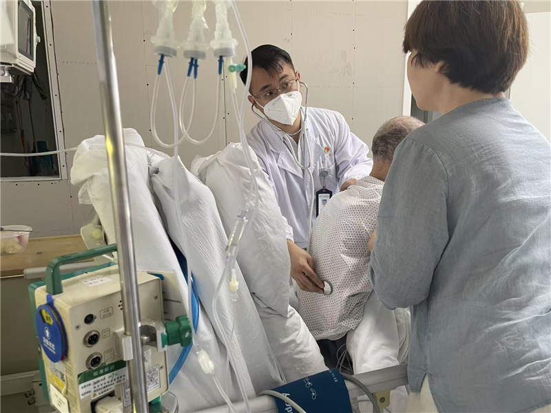 武漢市肺科醫(yī)院呼吸與危重癥醫(yī)學科II病區(qū)負責人楊澄清在給患者看病。受訪者供圖