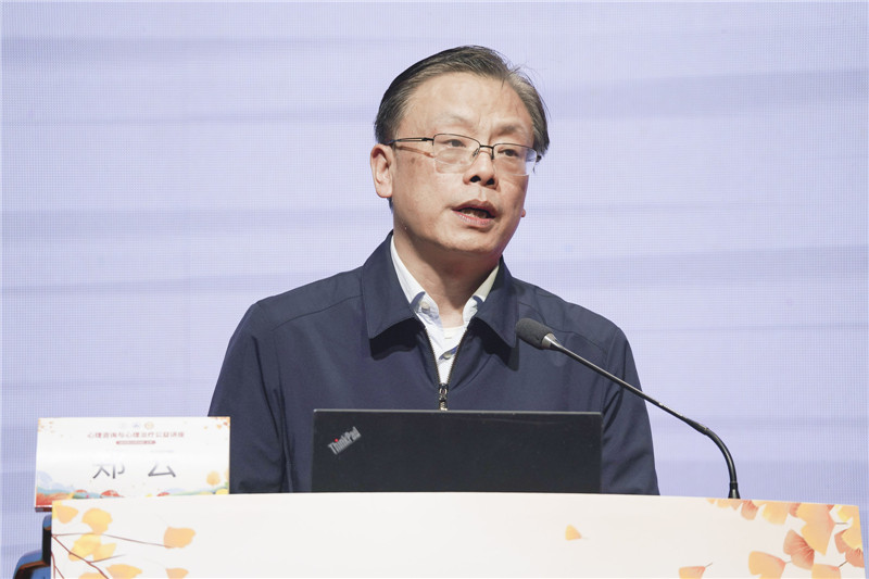 武漢市衛(wèi)生健康委員會(huì)黨委書記、主任鄭云發(fā)言