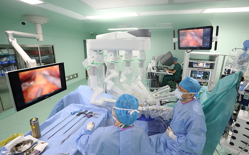  泌尿外科專家團(tuán)隊(duì)為患者實(shí)施手術(shù)機(jī)器人輔助下前列腺癌根治術(shù)。